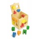 Cube en bois avec différentes formes à introduire